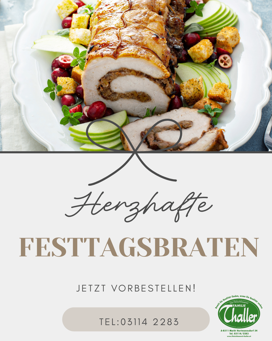Ein festliches Gericht mit einem gebratenen Schweinebraten mit Füllung, garniert mit Cranberries und Apfelscheiben auf einem weißen Teller, begleitet von der Marke 'Herzhafte'.
