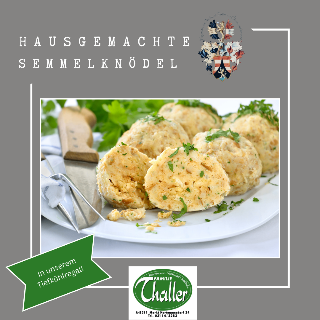 Ein Teller mit hausgemachten Semmelknödel, garniert mit Petersilie, steht auf einem Tisch, begleitet von einem Holzmesser und Besteck. Das Bild zeigt einen grauen Hintergrund und eine Werbung für eine Bäckerei.