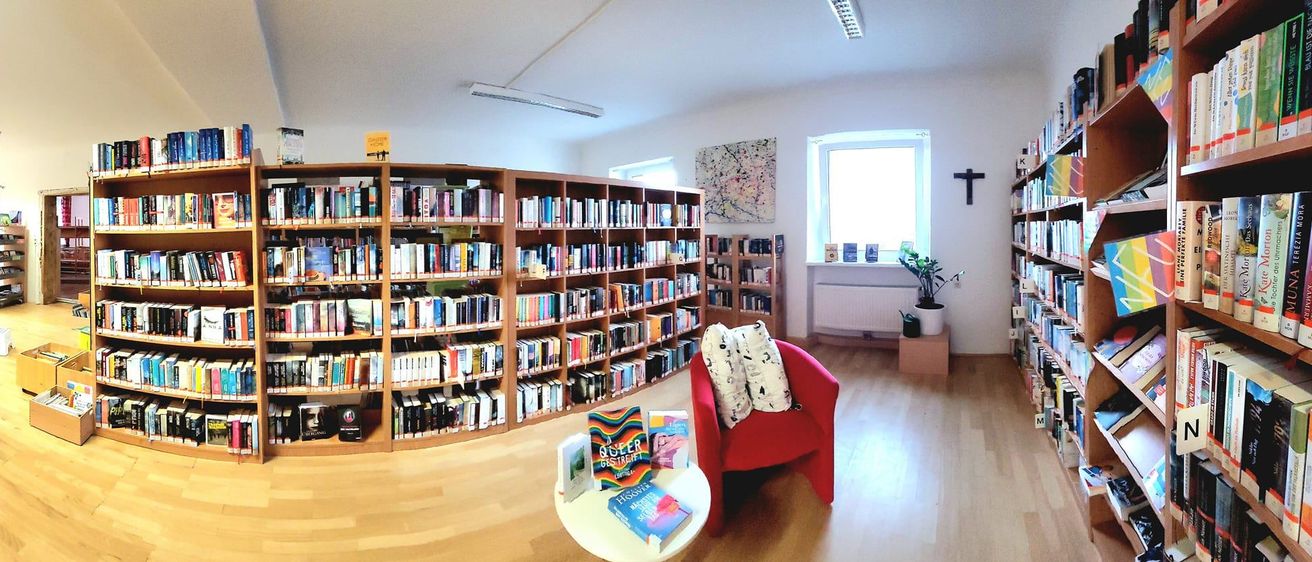 Bild enthält, Furniture, Book, Indoors, Library, Publication, Bookcase, Chair