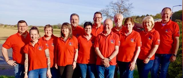 Bild enthält, Pants, People, Person, Groupshot, T-Shirt, Photography, Portrait, Shoe, Adult, Man