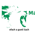 Ein grünes abstraktes Design mit dem Text 'Ma ofach a gueti Sach' darunter. Das Design zeigt einen stilisierten Vogel und Ahornblatt.