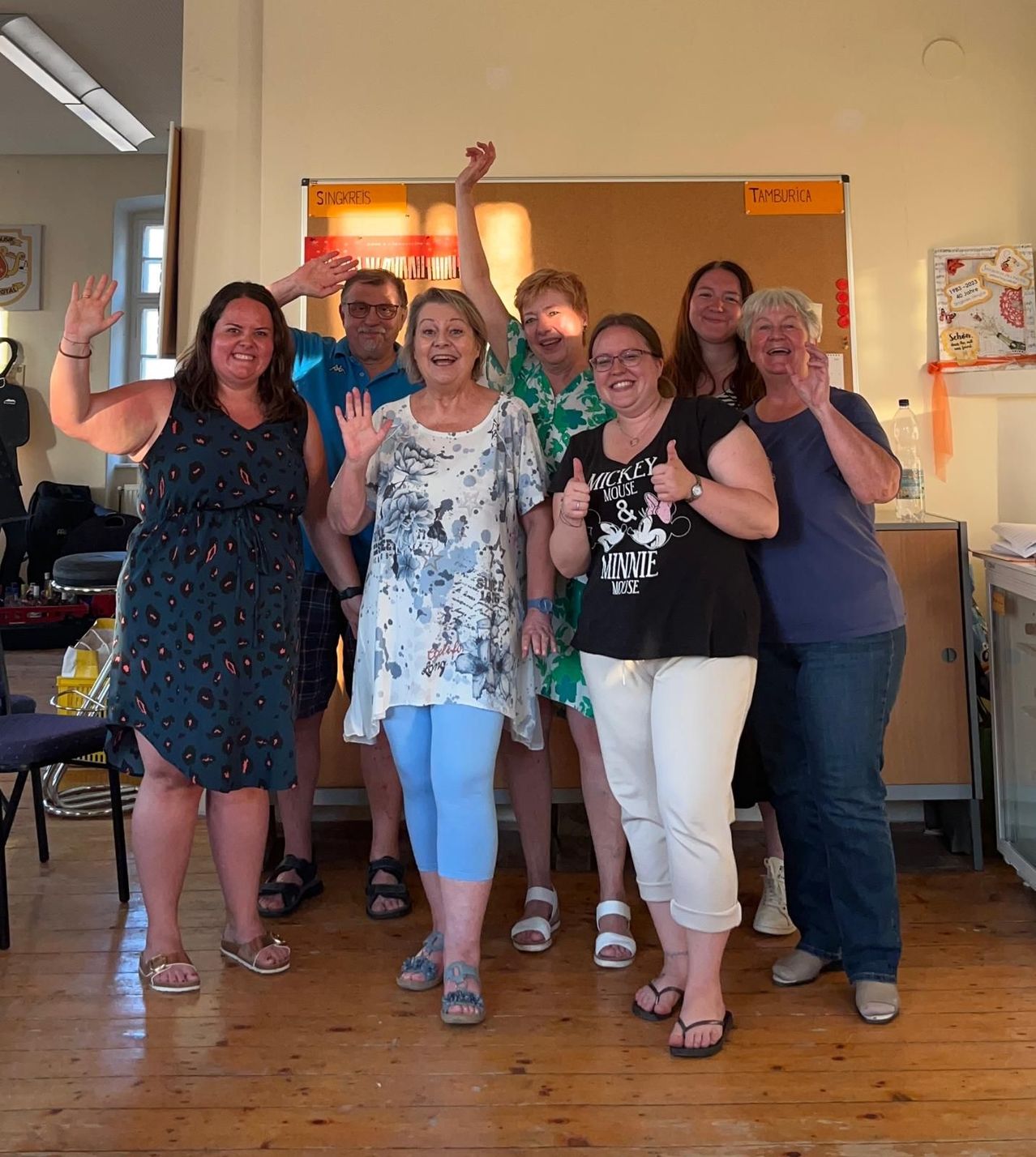 Bild enthält, Pants, Blouse, Person, Photography, Portrait, Adult, Female, Woman, Sandal, People