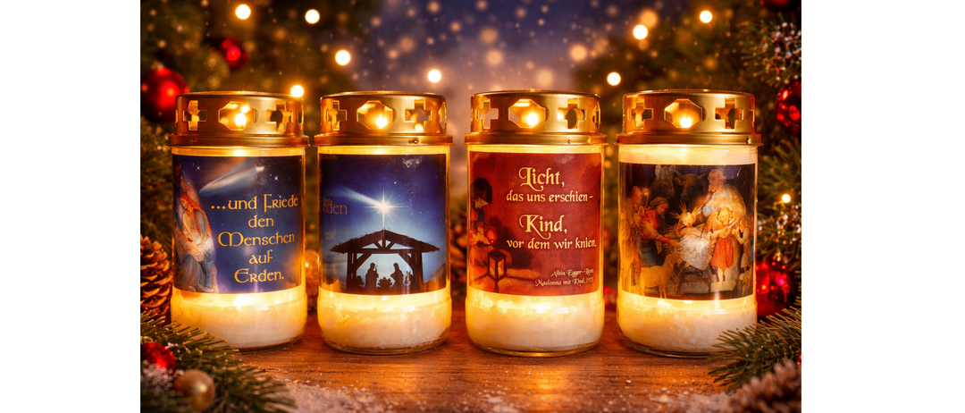 Vier dekorative Weihnachtskerzen mit goldenen Deckeln und beleuchteten Lichtern. Jede Kerze hat ein einzigartiges Design, wobei eine eine Krippenszene und die anderen religiöse Bilder zeigt. Die Kerzen stehen auf einer hölzernen Oberfläche mit Tannennadeln und einem Weihnachtsbaum im Hintergrund.