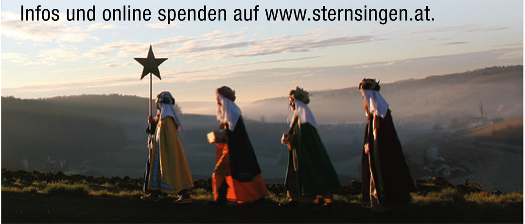 Ein Poster für Sternsingen zeigt vier Menschen in traditioneller Kleidung, die einen Stern halten und auf einem Hügel gehen.