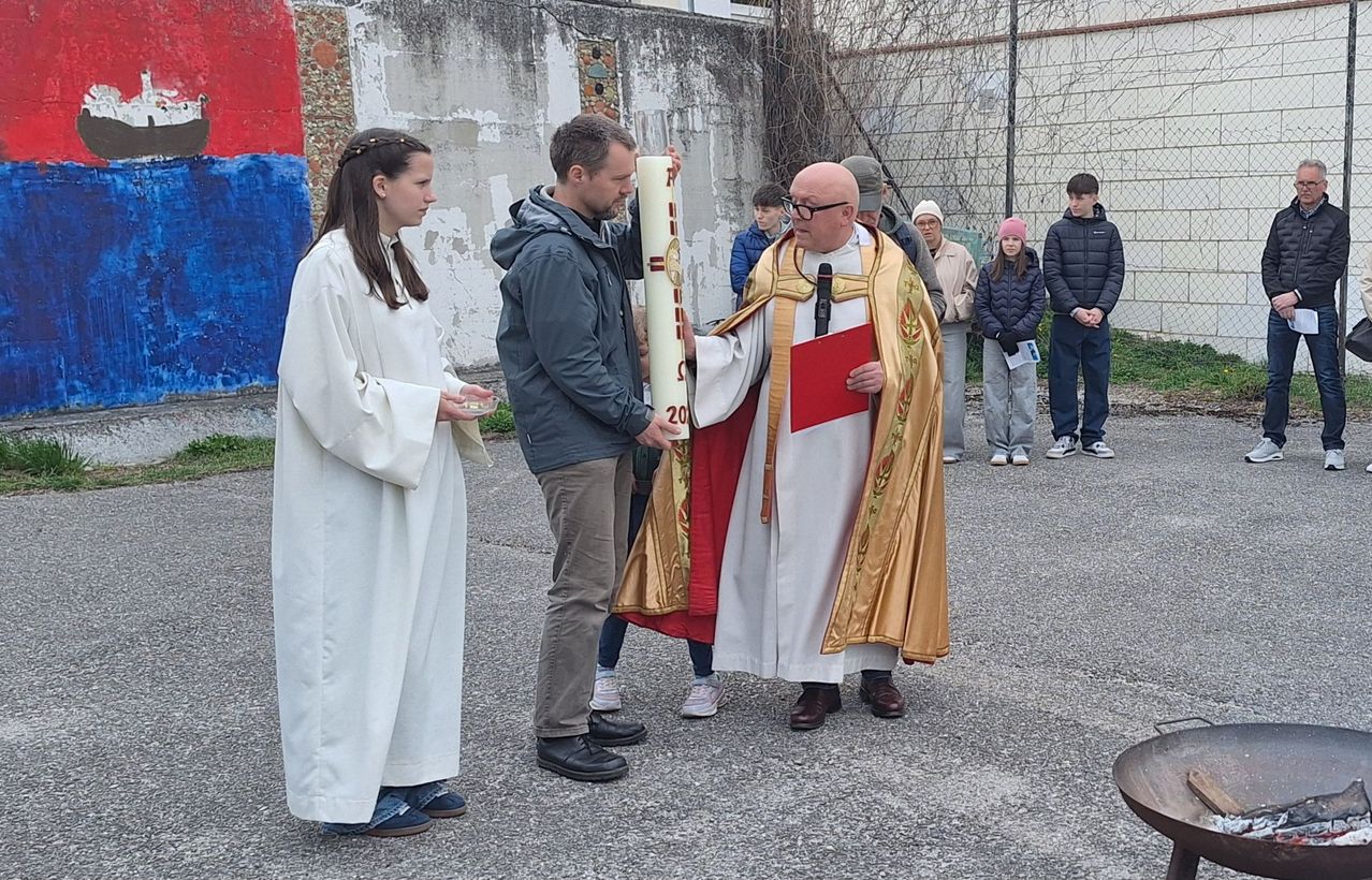 Kinderosterfeier im Pfarrgarten mit Pfarrer Waclaw Radziejewsky