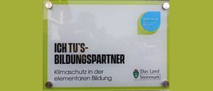 Bild enthält, Advertisement, Text, Sign, Symbol