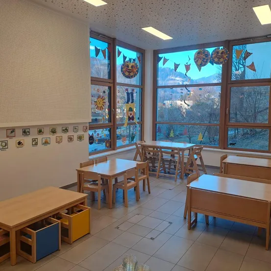 Indoors, Restaurant, Cafeteria, Floor, Furniture, Table