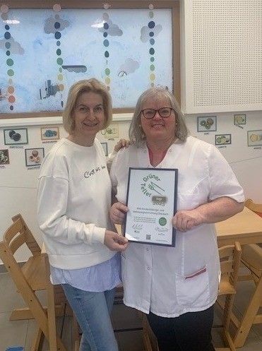 Bild enthält, Blouse, Person, Photography, Portrait, T-Shirt, Pants, Glasses, Coat, Adult, Woman