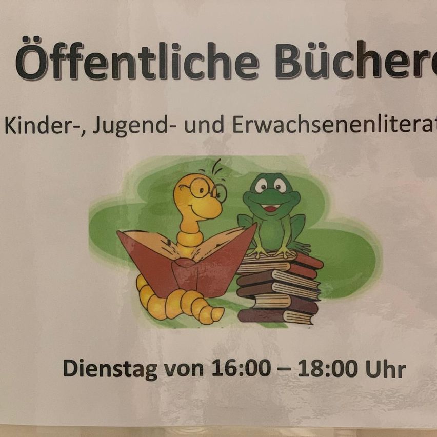 Ein Poster zeigt einen Wurm und einen Frosch beim Lesen von Büchern. Der Text auf dem Poster lautet 'Öffentliche Bücher' und 'Kinder-, Jugend- und Erwachsenenliteratur'. Darunter befindet sich ein Zeitplan für Dienstag von 16:00 Uhr bis 18:00 Uhr.