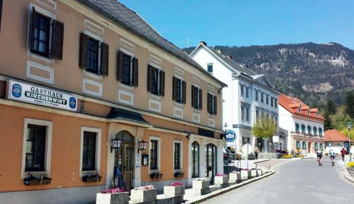 Bild enthält, City, Street, Urban, Neighborhood, Building, Hotel, Housing, E-scooter, Vehicle, House