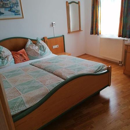 Bild enthält, Furniture, Bed, Wood, Bedroom, Indoors, Room, Hardwood, Stained Wood, Bed Sheet, Interior Design