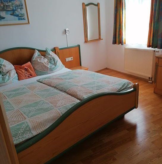 Bild enthält, Furniture, Bed, Wood, Bedroom, Indoors, Room, Hardwood, Stained Wood, Bed Sheet, Interior Design