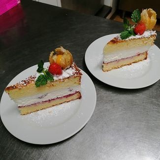 Bild enthält, Cake, Dessert, Food, Torte, Plate, Food Presentation, Meal