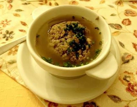 Bild enthält, Food, Meal, Dish, Bowl, Cutlery, Soup Bowl, Herbal, Herbs, Plant, Spoon