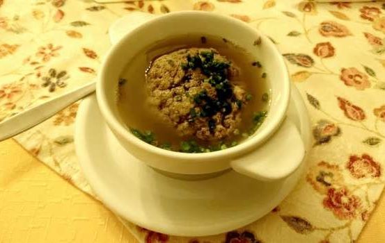 Bild enthält, Food, Meal, Dish, Bowl, Cutlery, Soup Bowl, Herbal, Herbs, Plant, Spoon