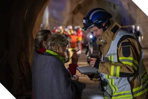 Bild enthält, Helmet, People, Vest, Hardhat, Officer