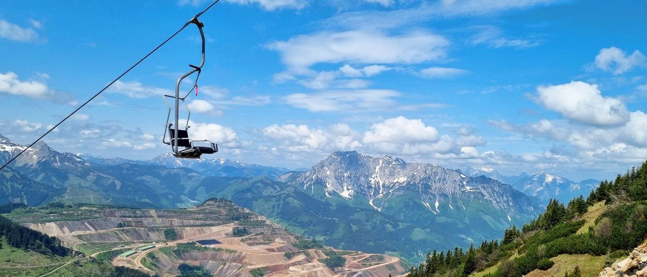 Bild enthält, Nature, Outdoors, Snow, Transportation, Vehicle, Ski Lift, Animal, Kangaroo, Mammal