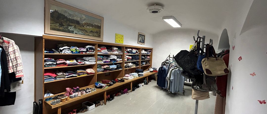 Bild enthält, Indoors, Architecture, Building, Clothing, Coat, Accessories, Bag, Handbag