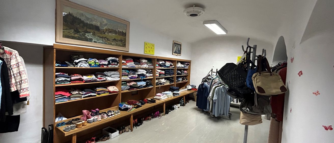 Bild enthält, Indoors, Architecture, Building, Clothing, Coat, Accessories, Bag, Handbag