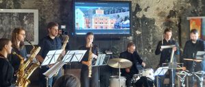 Bild enthält, Group Performance, Music Band, Person, Adult, Male, Man, Screen, Monitor, Female, Woman