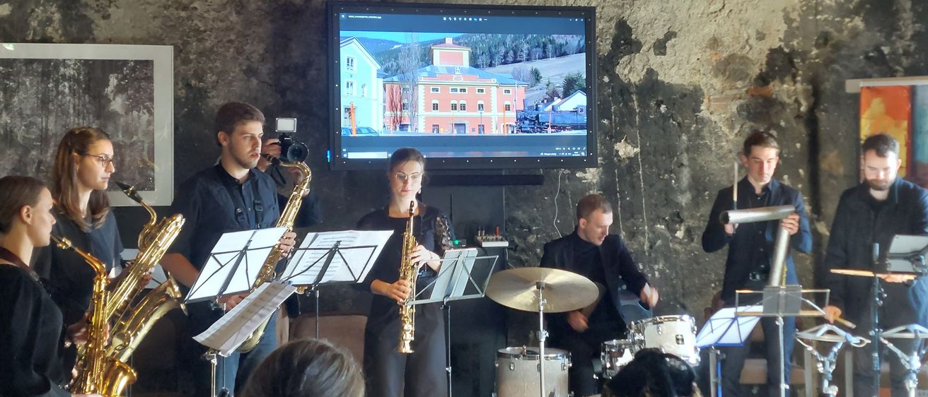 Bild enthält, Group Performance, Music Band, Person, Adult, Male, Man, Screen, Monitor, Female, Woman