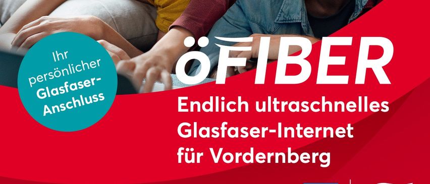 Eine Werbung für ultraschnelles Glasfaser-Internet in Vordernberg, die eine lächelnde Familie auf einer Couch zeigt. Der Text betont persönliche Glasfaser-Anschlüsse und lädt die Betrachter ein, die Website für weitere Informationen zu besuchen.
