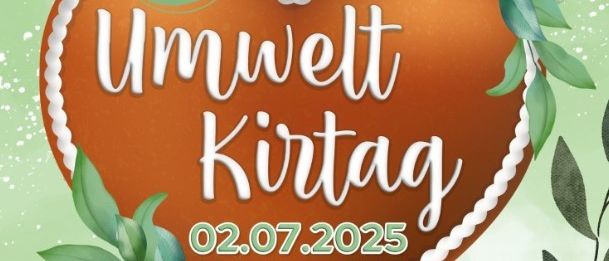 Ein herzförmiges Design mit 'Umwelt Kirtag' in weißer Schrift. Die Zahl '4' befindet sich in einem grünen Kreis über dem Herz. Unten steht das Datum '02.07.2025'. Grüne Blätter umgeben das Herz.