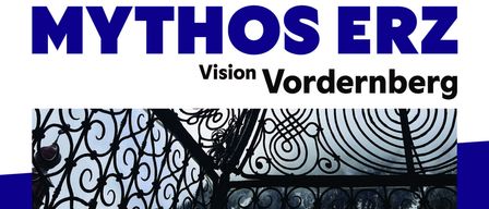 Ein blau thematisches Bild mit dem Wort Mythos in fetten, blauen Buchstaben und dem Wort Vision in kleineren, blauen Buchstaben darunter. Eine schwarze Schmiedeeisenstruktur ist im Vordergrund mit Bergen im Hintergrund.