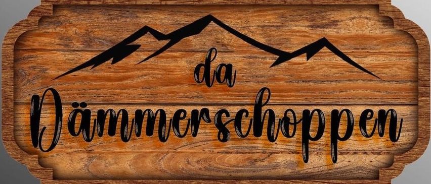 Ein Holzschild mit einer Bergsilhouette und dem Text 'da Nimmerschoppen' in schwarzer Schrift. Das Schild hat eine rustikale Holzstruktur.