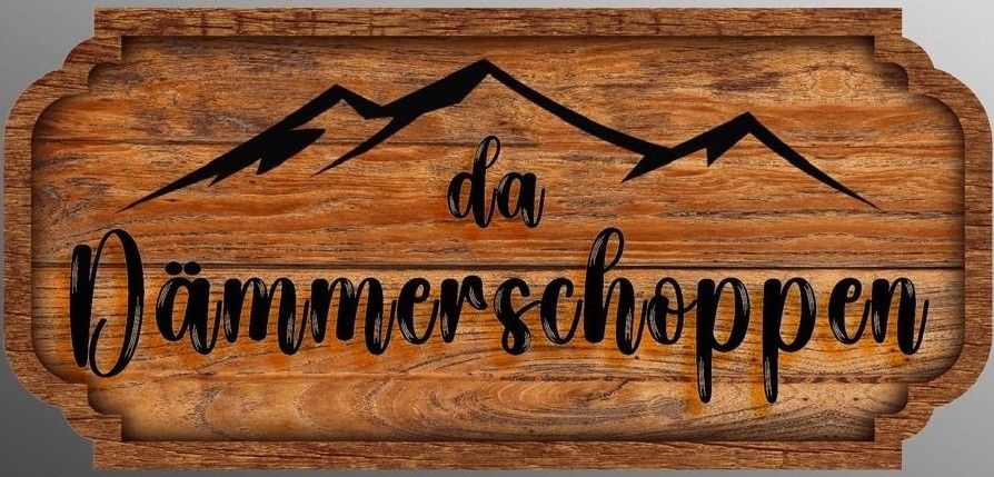 Ein Holzschild mit einer Bergsilhouette und dem Text 'da Nimmerschoppen' in schwarzer Schrift. Das Schild hat eine rustikale Holzstruktur.