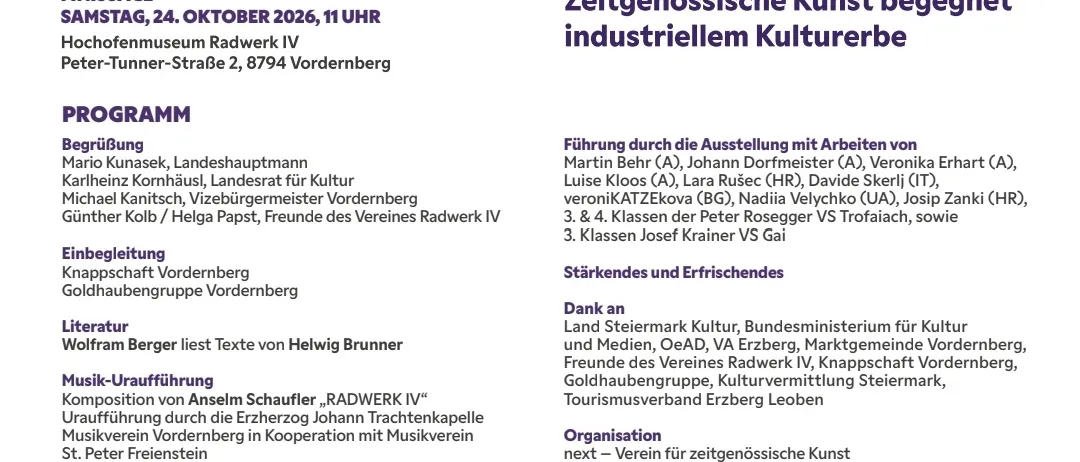 Ein Plakat für eine Kunstausstellung namens Mythos Erz. Das Plakat hat einen weißen Hintergrund mit blauem und lila Text. Das Plakat enthält Informationen über die Veranstaltung, einschließlich Datum, Uhrzeit und Ort.