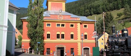 Bild enthält, Plant, Tree, Fir, Architecture, Building, Road, Railway, Train, Vehicle, Person