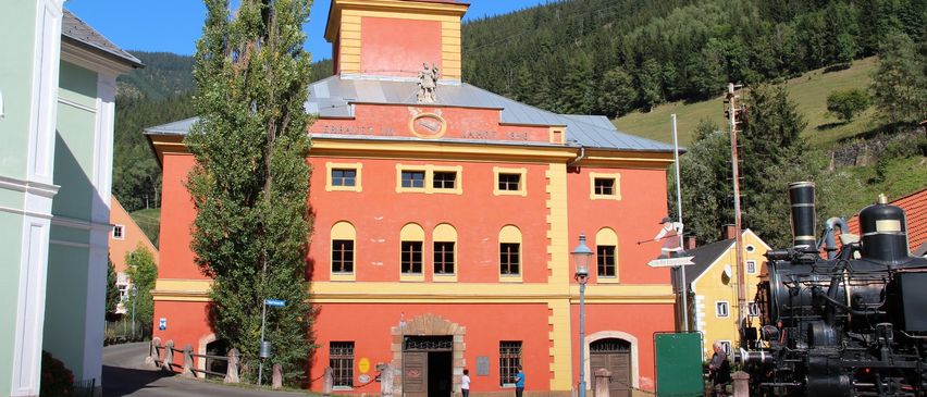 Bild enthält, Plant, Tree, Fir, Architecture, Building, Road, Railway, Train, Vehicle, Person