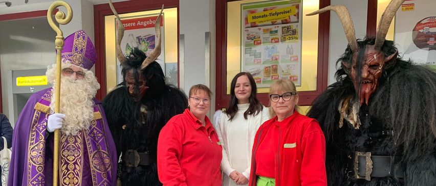 Bild enthält, Festival, Adult, Bride, Female, Person, Woman, Male, Man, Glove, Santa Claus