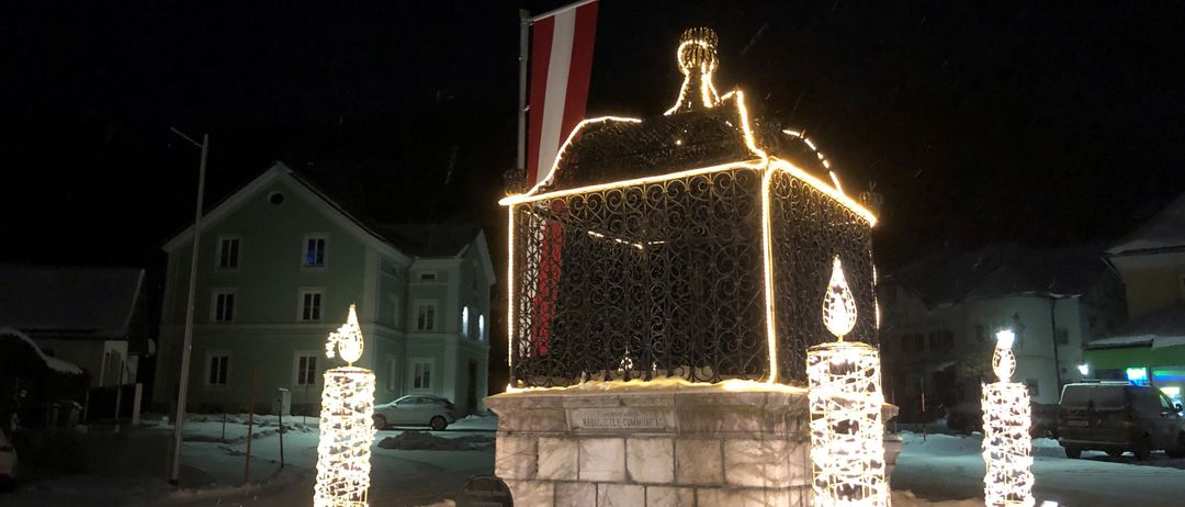 Bild enthält, Architecture, Building, Car, Transportation, Vehicle, Machine, Wheel, Outdoors, Shelter