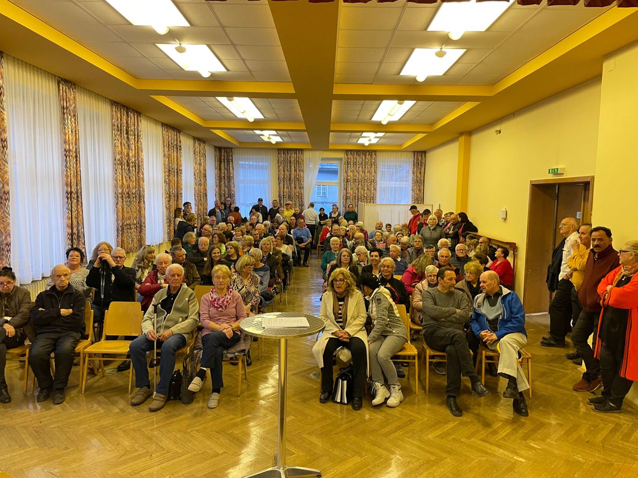 Bild enthält, People, Person, Crowd, Indoors, School, Classroom, Shoe, Adult, Male, Man