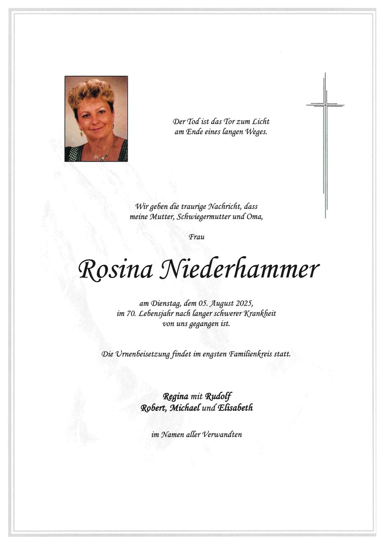 Ein Gedenkzettel für Rosina Niederhammer. Es steht, dass sie am 05. August 2025 nach langer Krankheit verstorben ist. Die Beisetzung findet im engsten Familienkreis statt.