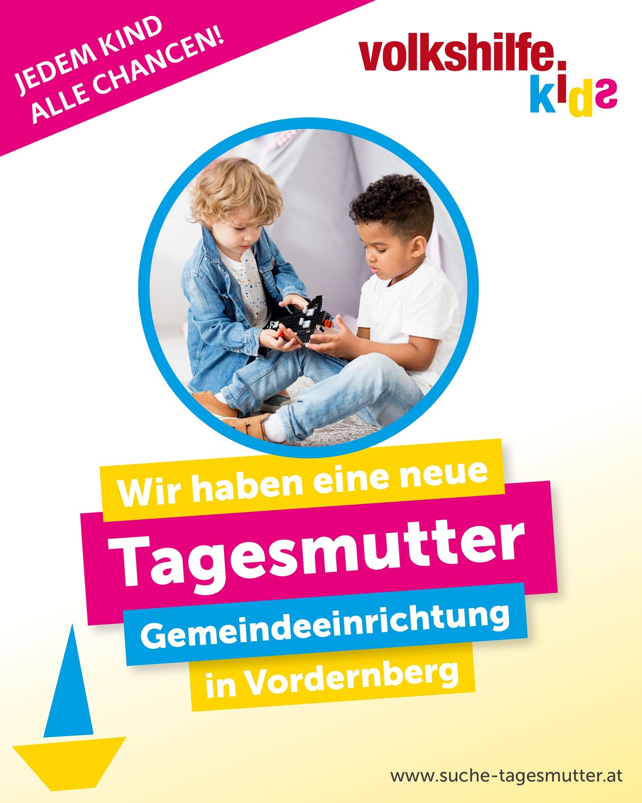 Eine Werbung für eine neue Kindertagesstätte in Vordernberg mit zwei Kindern, die mit einem Spielzeug spielen. Der Text lautet 'Wir haben eine neue Tagesmutter'.