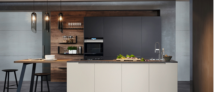 Moderne Küche mit schwarzem und weißem Farbschema. Sie hat eine Holzinsel mit Herd, Backofen und Spüle. Auf der linken Seite befinden sich zwei Hocker.