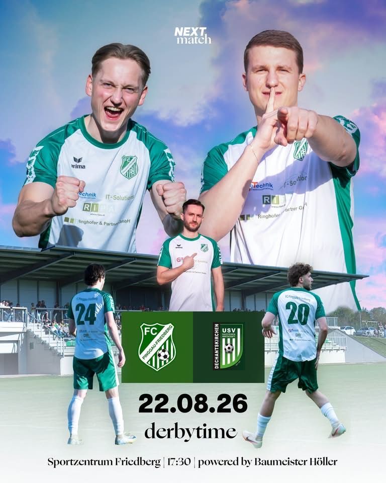 Vier Fußballspieler in grünen und weißen Trikots stehen vor einem Stadion, zwei von ihnen mit verschränkten Fingern. Das Bild enthält Logos und ein Datum, 22.08.26, unten.