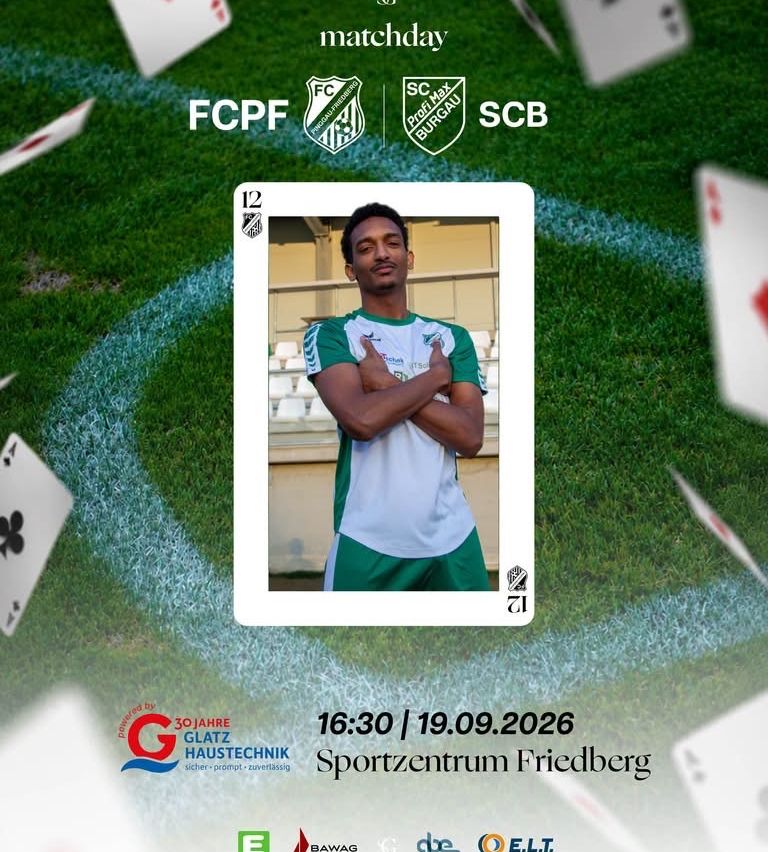 Ein Fußballspieler steht auf einem Feld mit verstreuten Karten. Er trägt ein grün-weißes Trikot mit der Nummer 12. Das Bild enthält Logos für FCP Friedberg und SC Burgau. Das Datum und die Uhrzeit der Veranstaltung sind 16:30 am 19.09.2026.