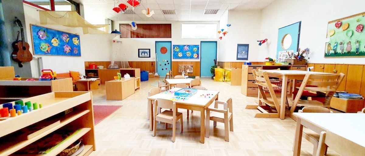 Bild enthält, Building, Kindergarten, School, Chair, Wood, Indoors, Classroom, Floor, Table, Dining Table