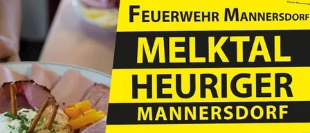 Ein gelbes und schwarzes Schild mit weißem Text, das 'Feuerwehr Melktal Heuriger Mannersdorf' über einem Teller mit Essen zeigt.