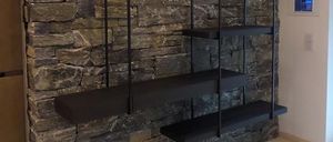 Bild enthält, Indoors, Interior Design, Architecture, Building, Wall, Furniture, Rock, Shelf