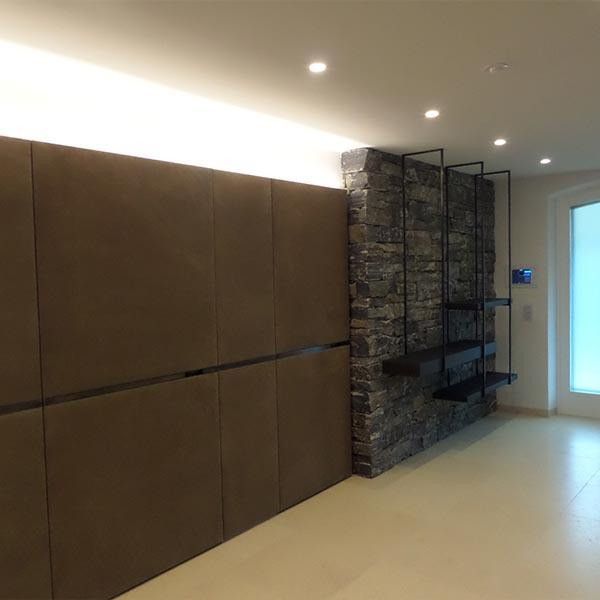Bild enthält, Indoors, Interior Design, Lighting, Floor, Architecture, Building, Furniture