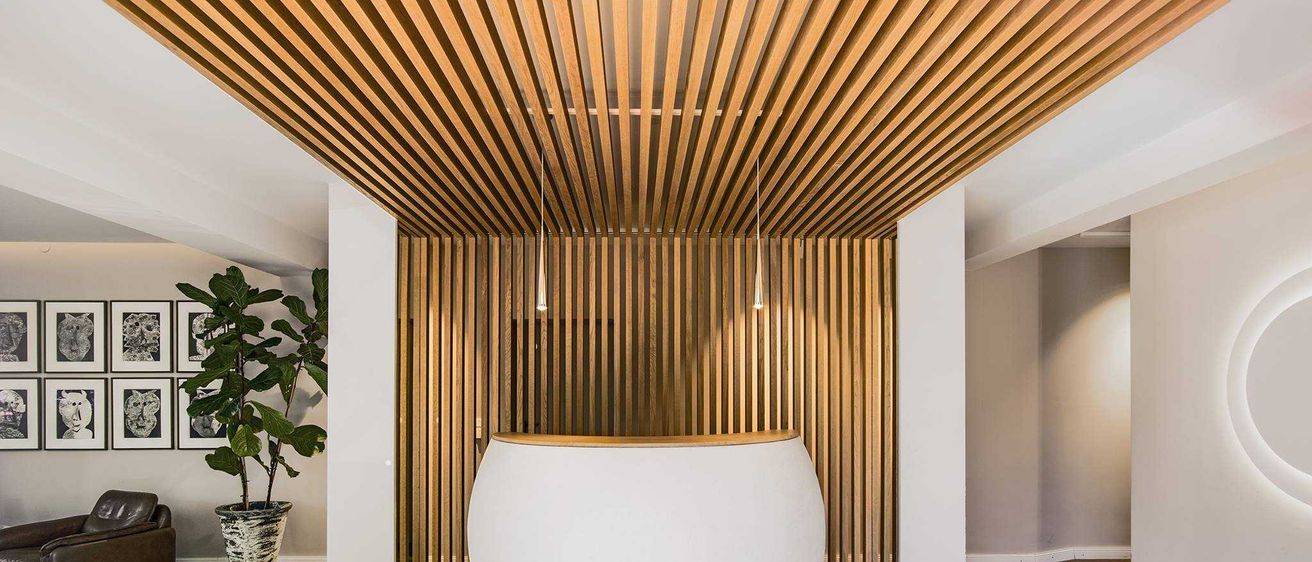 Bild enthält, Indoors, Interior Design, Wood Panels, Plant, Person, Building, Foyer