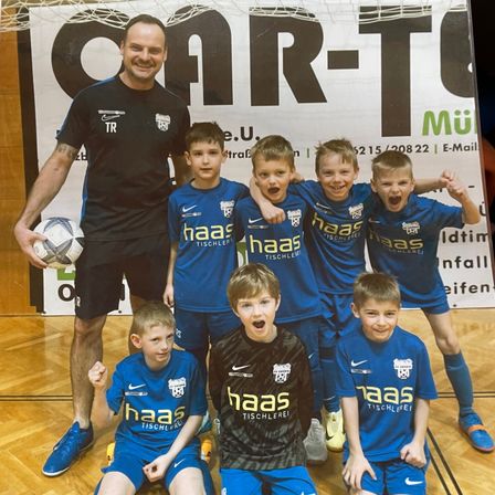 Bild enthält, People, Person, Soccer Ball, T-Shirt, Adult, Male, Man, Boy, Child, Shoe