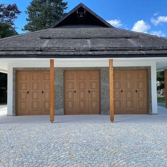 Bild enthält, Indoors, Interior Design, Floor, Garage, Architecture, Building, Housing, Person, House, Outdoors