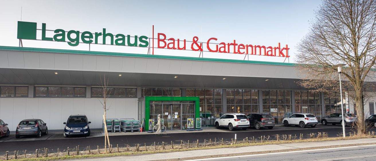 Bild enthält, Architecture, Building, Car, Car Dealership, Transportation, Vehicle, Road, Machine, Wheel, Terminal