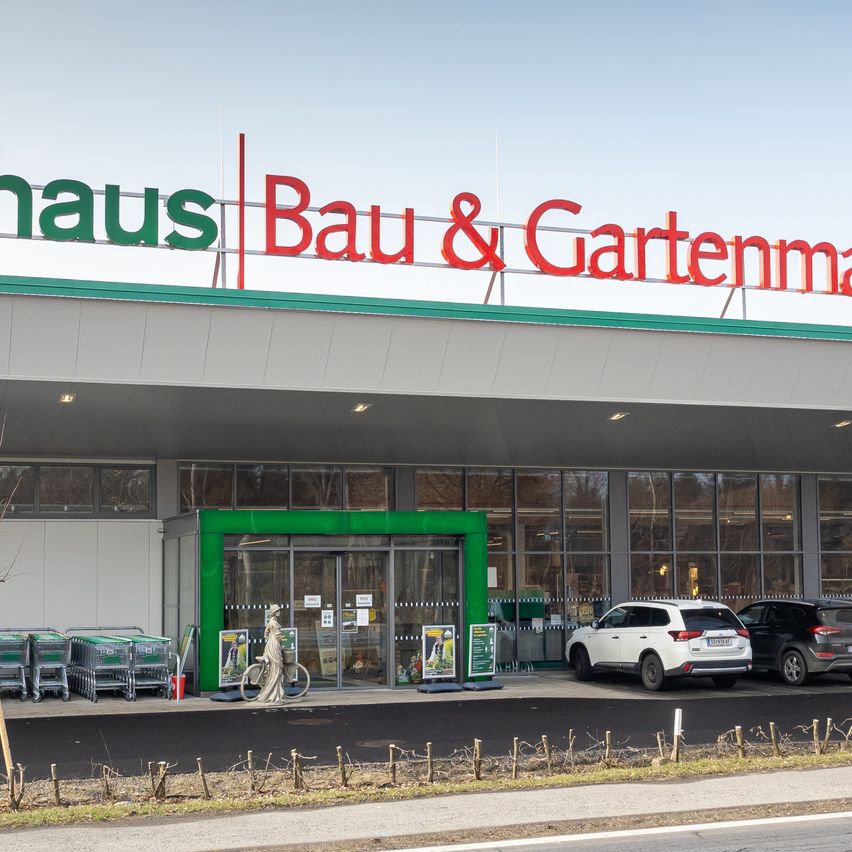 Bild enthält, Architecture, Building, Car, Car Dealership, Transportation, Vehicle, Road, Machine, Wheel, Terminal